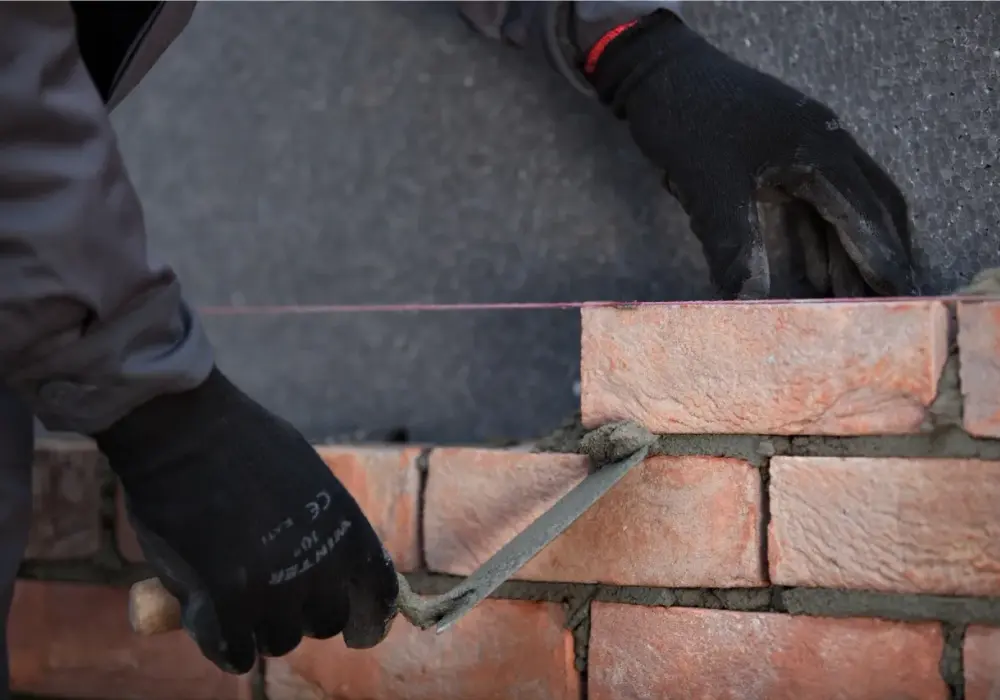 Murowanie ścian działowych - poradnik DIY, koszty, błędy