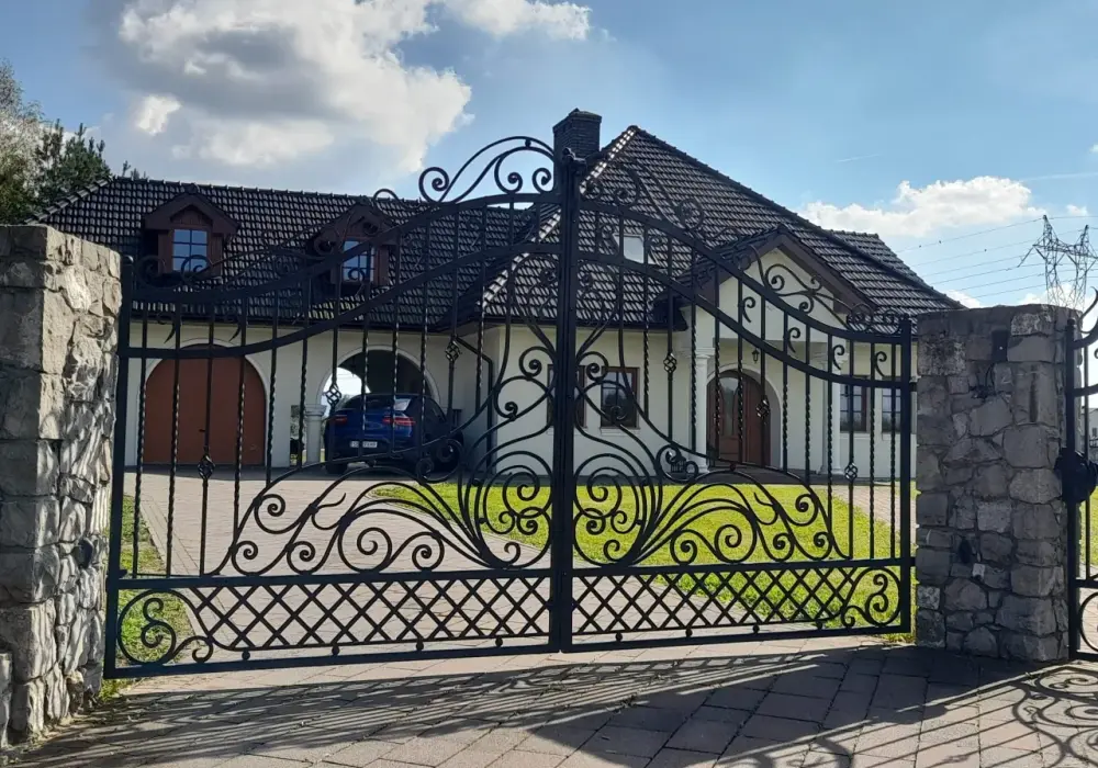 Bramy kute dwuskrzydłowe - Jak wybrać prestiż i trwałość?