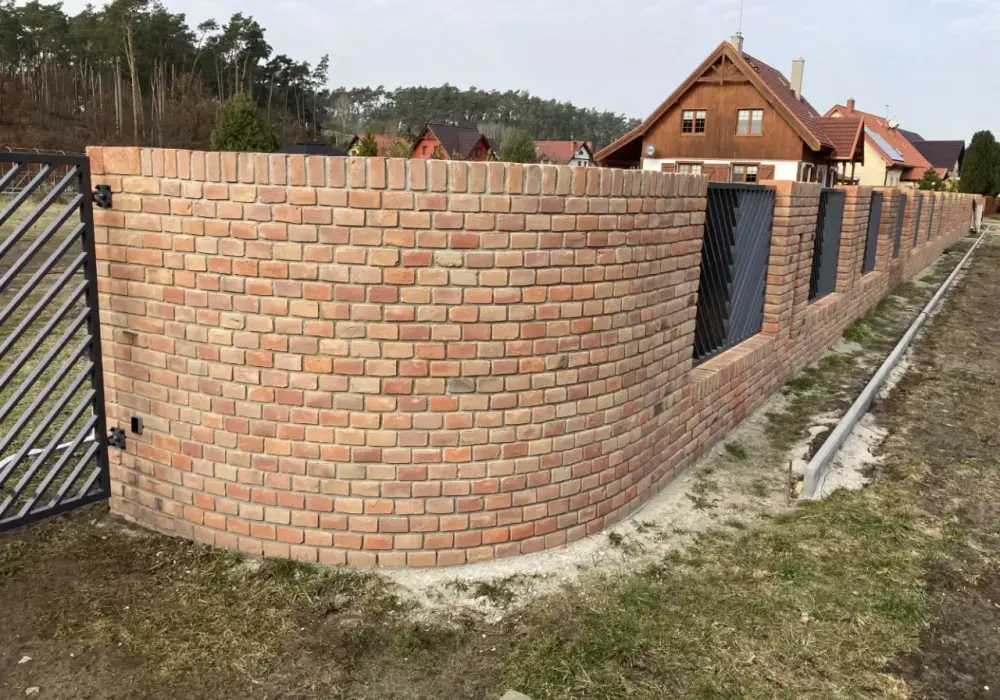 Ogrodzenie z klinkieru - Czy warto? Budowa, koszty, pielęgnacja