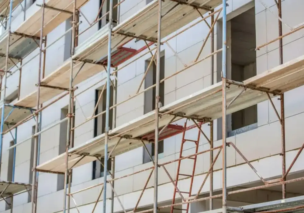 Jak zbudować bezpieczne rusztowanie drewniane? Poradnik eksperta