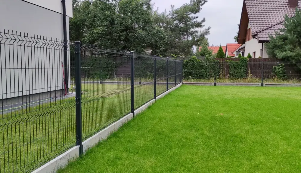 Podmurówka pod ogrodzenie panelowe - czy warto ją mieć?