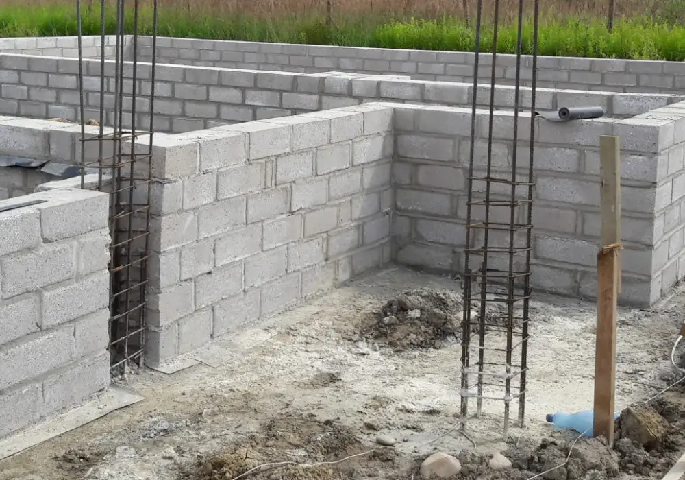 Jak głęboko fundamenty? Poznaj kluczowe zasady dla swojego domu