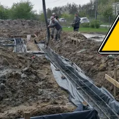 Budowa fundamentów: betonowanie zbrojenia. Zastanawiasz się, czym zasypać fundamenty po wylaniu betonu? To ważny etap budowy.