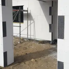 Budowa domu z bloczków styropianowych, przygotowanie do ocieplenie poddasza styropianem.