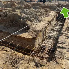 Wytyczenie budynku na budowie: sznur wyznacza linię, a zbrojenie czeka na beton. Jakie deski do wytyczenia budynku?