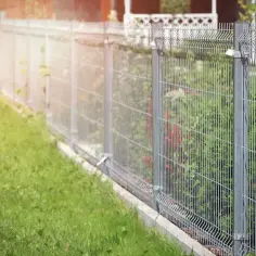 Solidna podmurówka pod plot zapewnia stabilność i estetykę ogrodzenia. Metalowa siatka ogrodzeniowa z betonowym fundamentem.