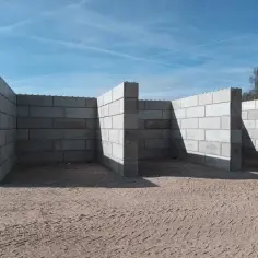 Budowa trwa. Powstaje mur z bloczka betonowego, tworząc zarys przyszłej konstrukcji.