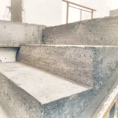 Surowe schody betonowe czekają na wykończenie. Dowiedz się, jak tanio wykończyć schody betonowe, by nadać im nowy wygląd.