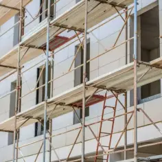 Rusztowanie budowlane z drewnianymi deskami, gotowe do pracy. Jak zrobić rusztowanie drewniane? To proste, gdy masz odpowiednie materiały.