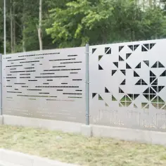 Nowoczesne przęsło ogrodzeniowe ocynkowane z geometrycznymi wzorami.