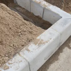 Piaskowa zaprawa murarska do bloczków betonowych czeka na użycie przy budowie.