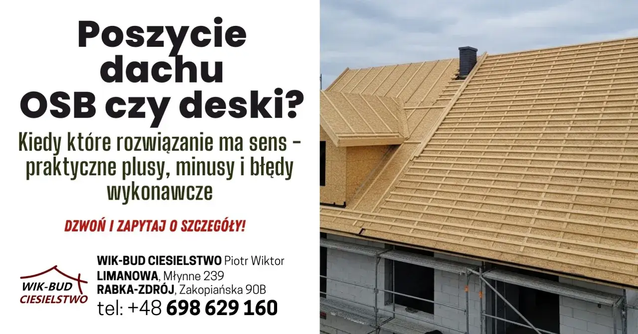 Dachy z desek OSB w trakcie budowy. Widok z góry na konstrukcję dachu, z widocznymi elementami drewnianymi i płytami OSB.