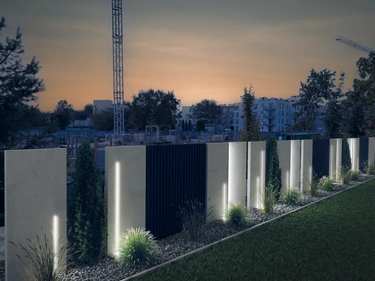Nowoczesne ogrodzenie z betonu lanego z pionowymi, podświetlanymi elementami i zielenią. W tle widać budowę i budynki mieszkalne.