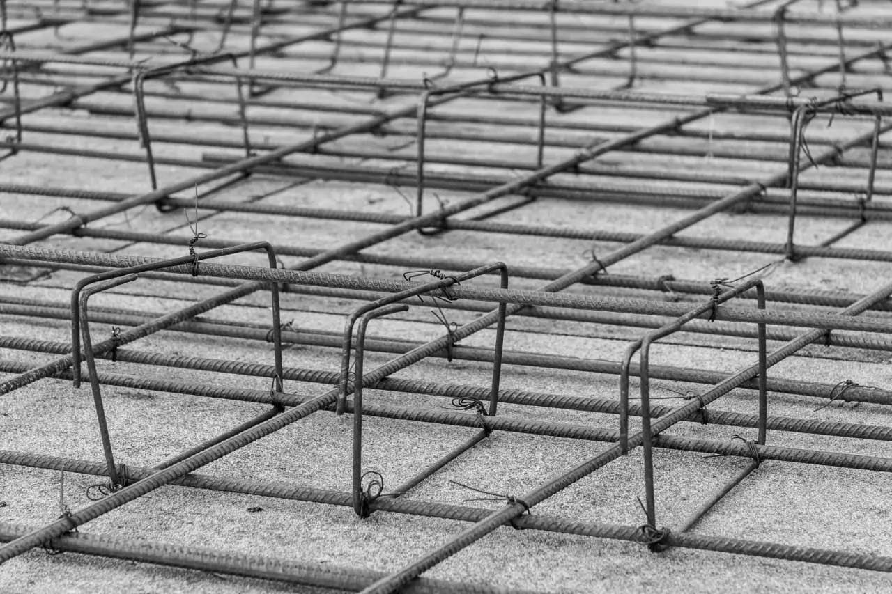 Siatka zbrojenia na fundamenty, gotowa do zalania betonem. Stalowe pręty tworzą solidną konstrukcję.