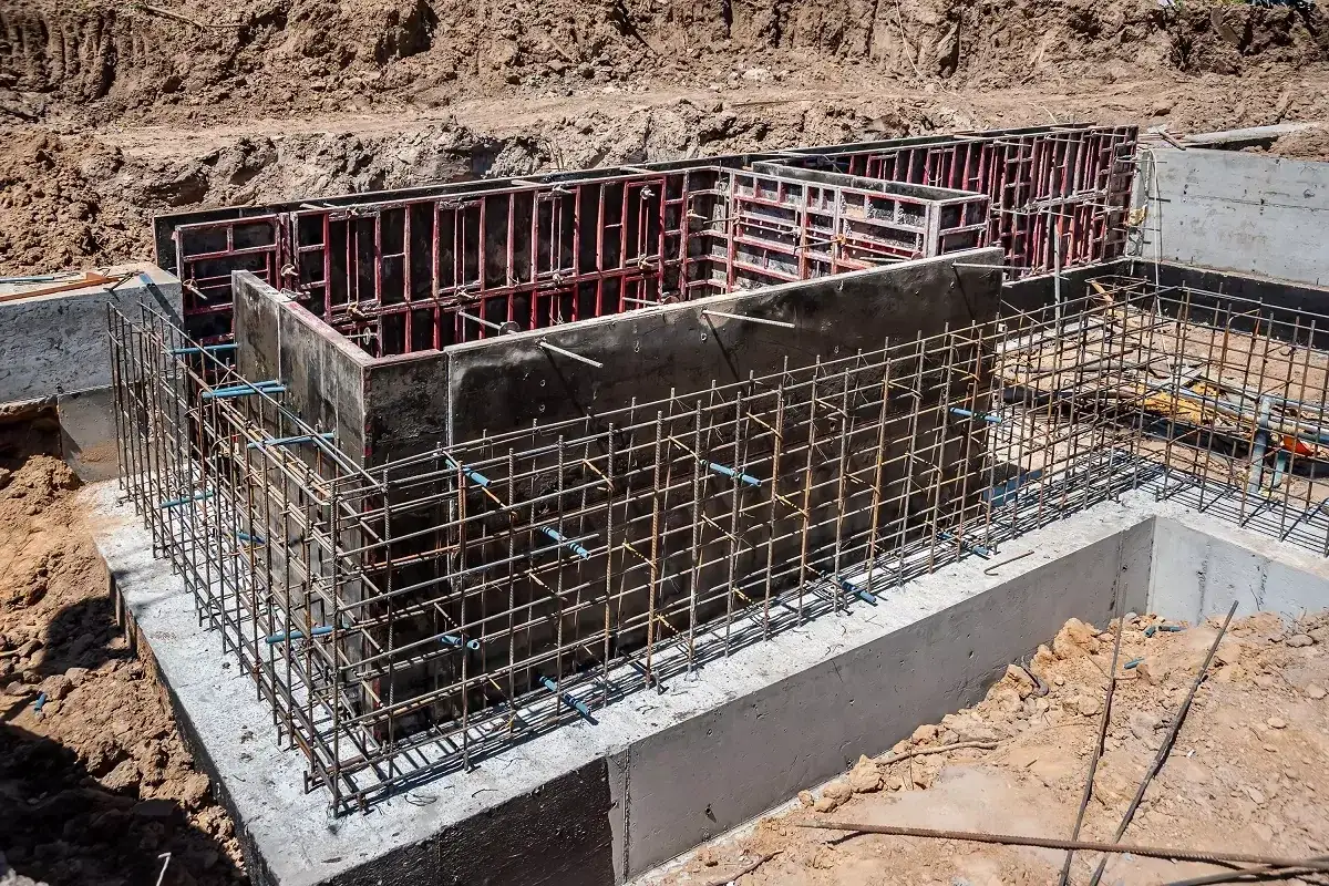 Szalunek z desek i zbrojenie stalowe tworzą fundament pod budowę.