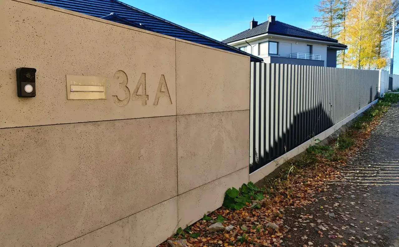 Nowoczesne ogrodzenie z beton architektoniczny na ogrodzenie, z numerem 34A i domofonem.