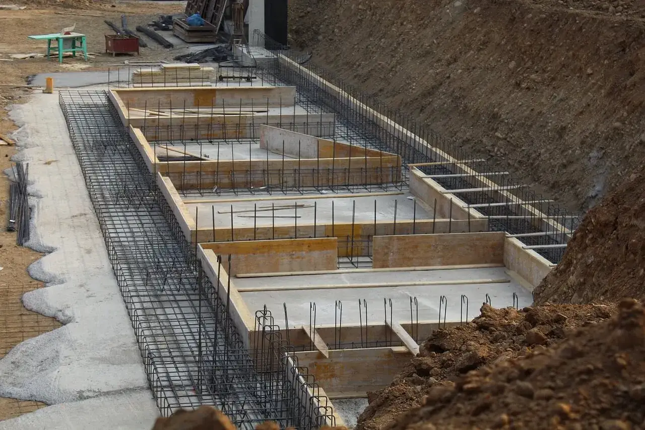 Budowa domu: ławy fundamentowe krok po kroku. Zbrojenie i szalunki czekają na beton.