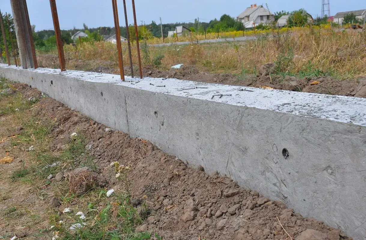 Solidny fundament pod ogrodzenie panelowe, zbrojony i gotowy do montażu.