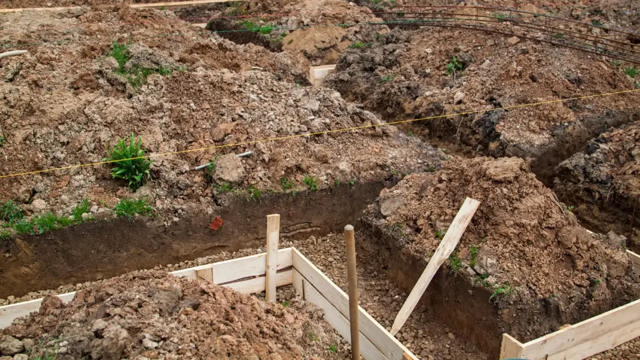 Wykonano wykop pod ławy fundamentowe. Widać zbrojenie i szalunki.