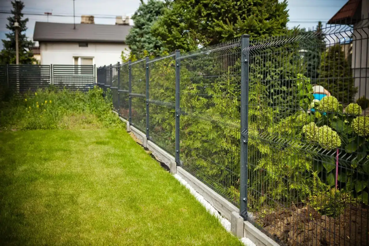 Nowa siatka ogrodzeniowa z betonowym podmurzem. Jaka wysokość ogrodzenia od sąsiada? To pytanie nurtuje wielu właścicieli domów.