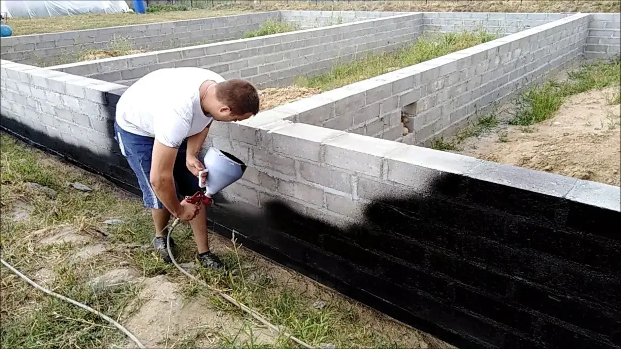 Zdjęcie Czym malować fundament, aby uniknąć wilgoci i uszkodzeń?