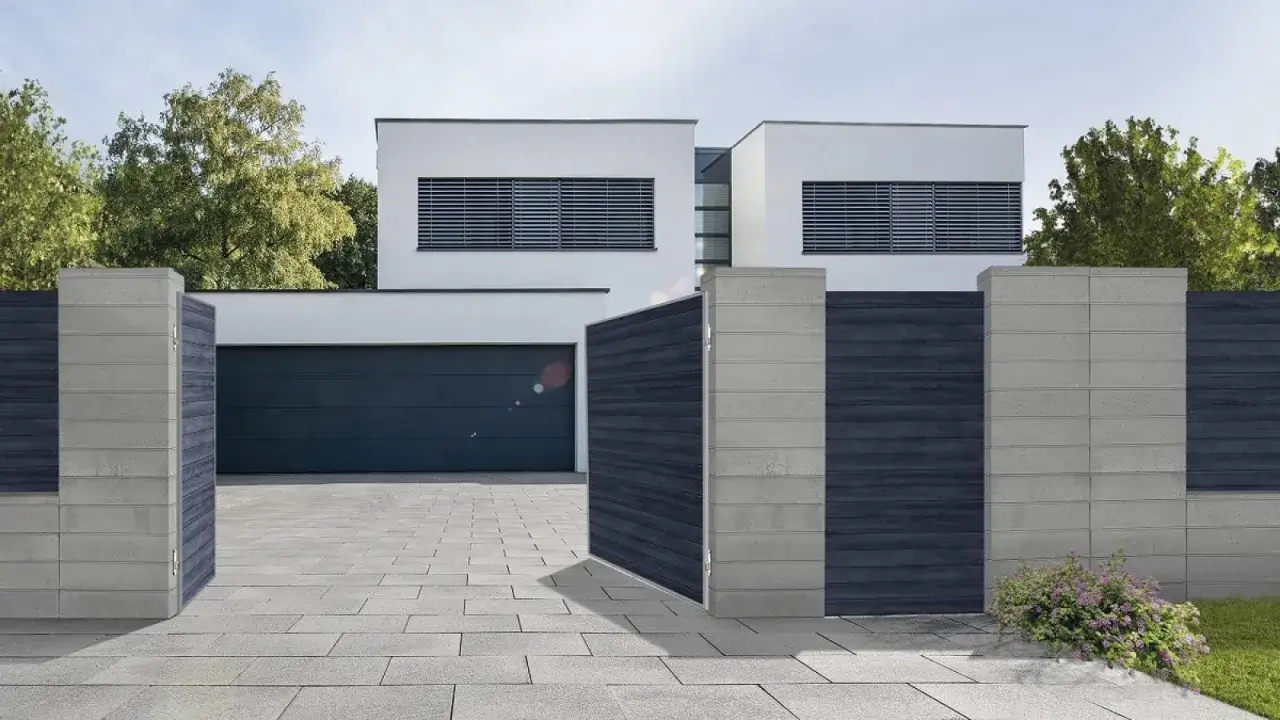 Nowoczesne ogrodzenie z betonu architektonicznego i ciemnych desek, idealne do każdej posesji.