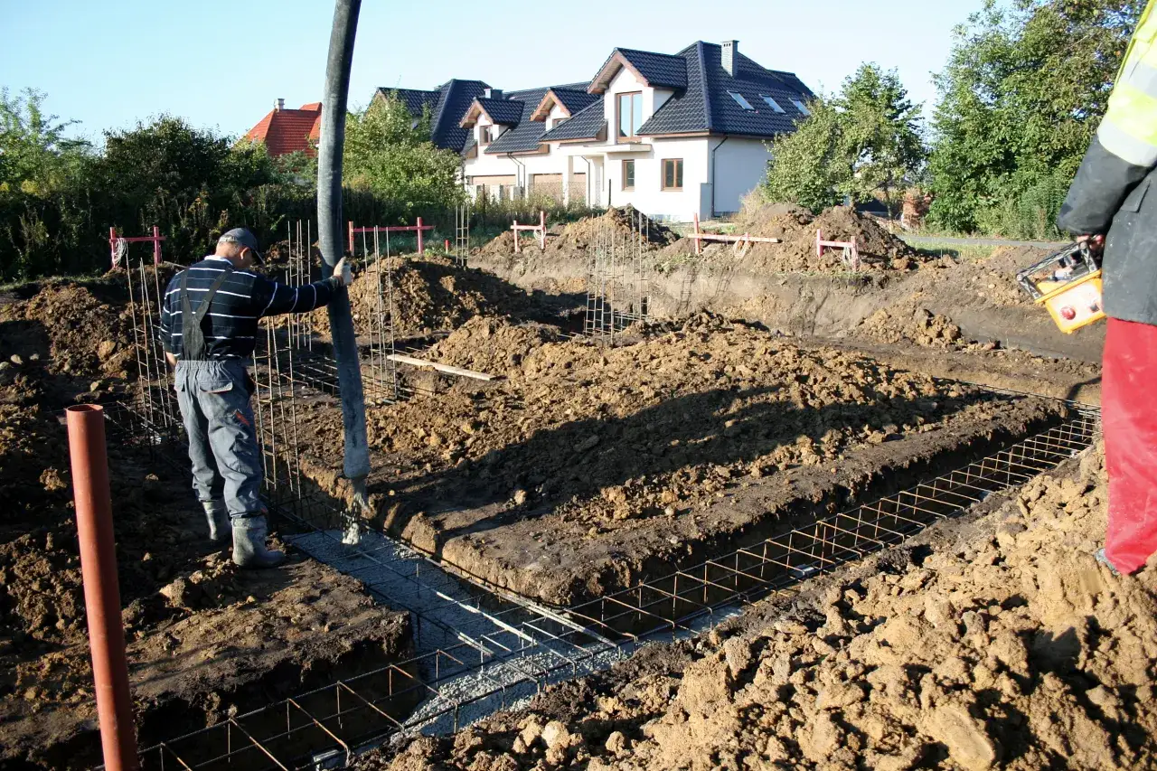 Budowa domu: betonowanie ław fundamentowych krok po kroku. Wylewanie betonu do zbrojenia.