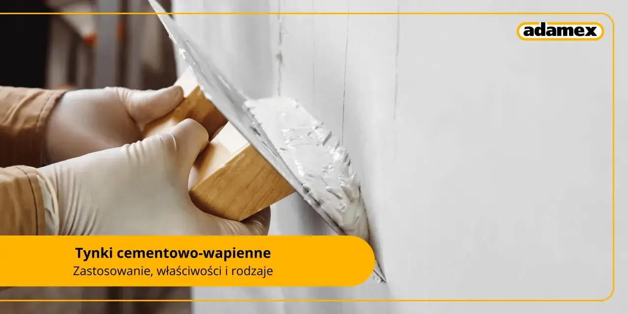 Ręczne nakładanie tynku cementowo-wapiennego na ścianę za pomocą kielni.