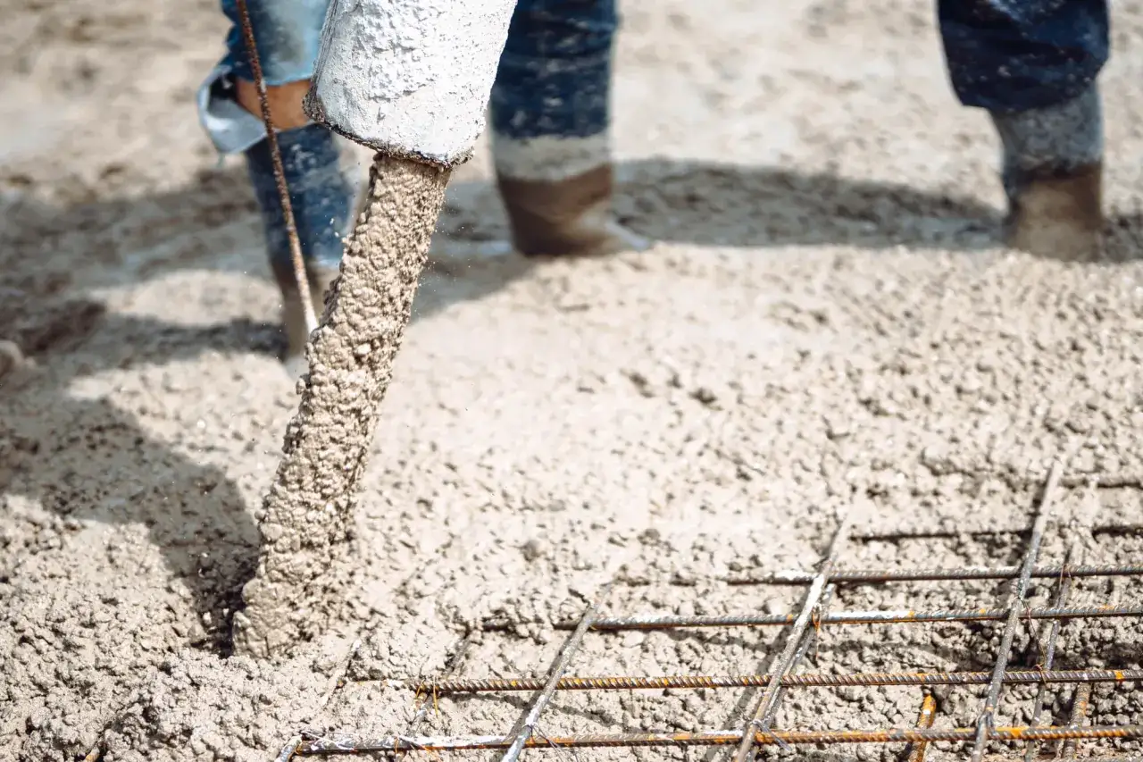 Beton wylewany na zbrojenie. Dowiedz się, jak zrobić wylewkę betonową, aby uzyskać trwałą i solidną konstrukcję.