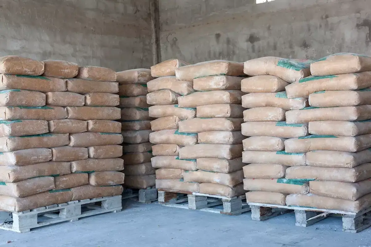 Zdjęcie Jaki cement na fundament: wybierz najlepszy materiał dla trwałości budowy