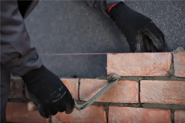 Murowanie ścian działowych - poradnik DIY, koszty, błędy