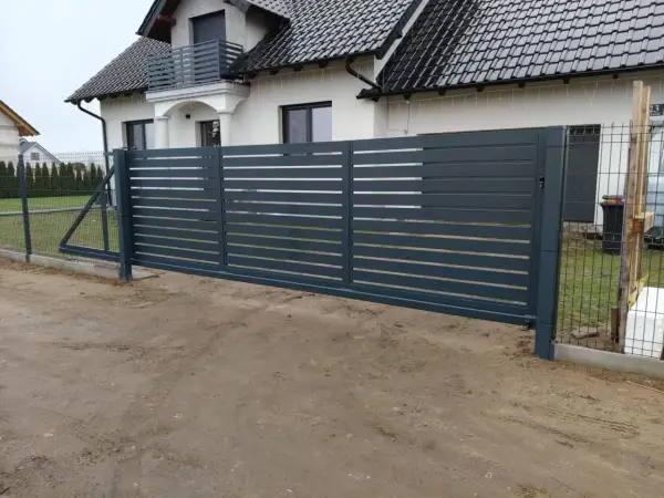 Bramy wjazdowe - Przesuwne czy skrzydłowe? Wybierz idealną!