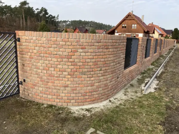 Ogrodzenie z klinkieru - Czy warto? Budowa, koszty, pielęgnacja