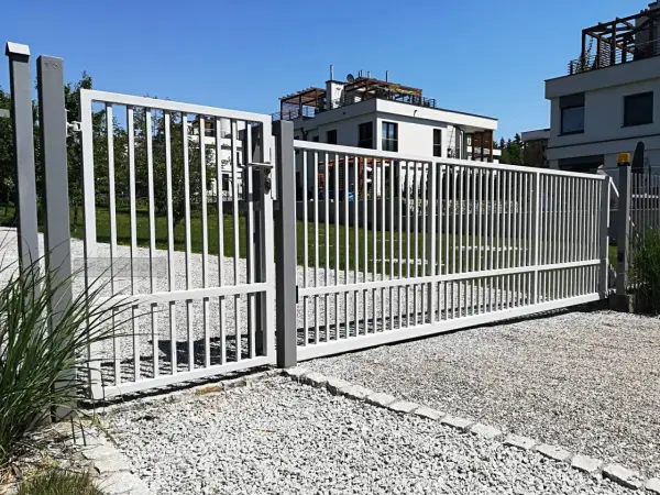 Brama przesuwna na pilota - Jak wybrać i ile kosztuje?