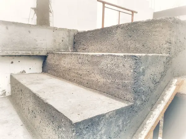 Tanie wykończenie schodów betonowych - Poradnik krok po kroku