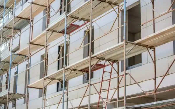 Jak zbudować bezpieczne rusztowanie drewniane? Poradnik eksperta