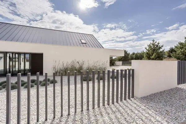 Jak zrobić ogrodzenie z betonu architektonicznego - kompletny przewodnik