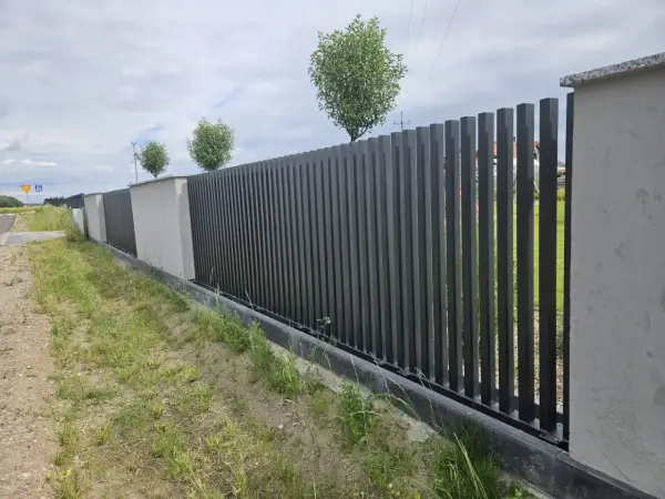 Ogrodzenie panelowe na spadku - Jak zamontować prawidłowo?