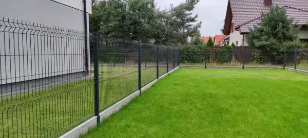 Podmurówka pod ogrodzenie panelowe - czy warto ją mieć?