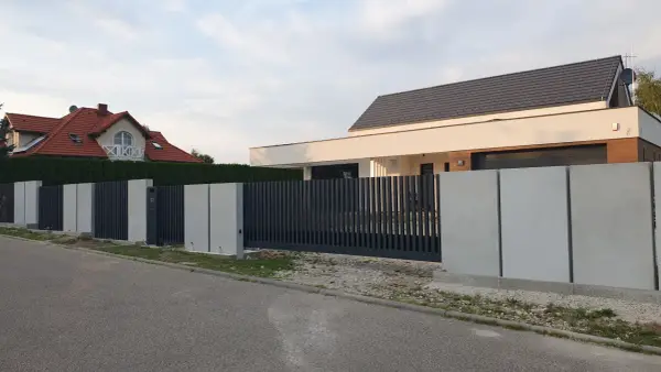 Beton architektoniczny na ogrodzenie - estetyka, trwałość, koszty