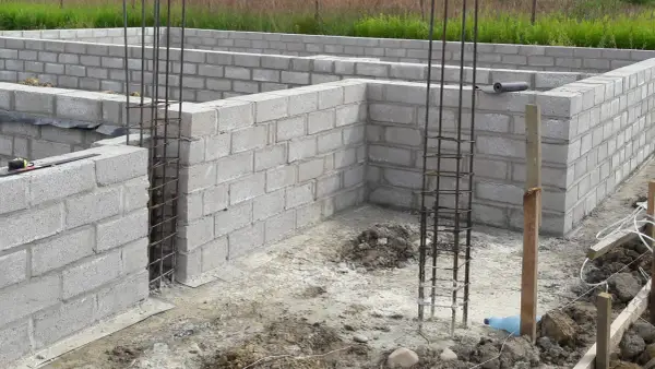 Jak głęboko fundamenty? Poznaj kluczowe zasady dla swojego domu